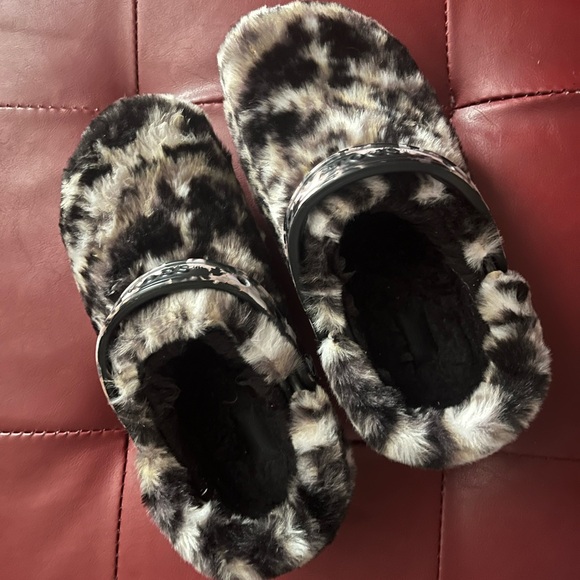 FauxFur Crocs🖤Size 8🖤 - Picture 15 of 16
